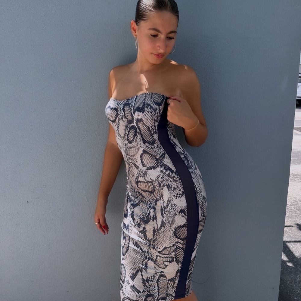π₯Brand New π Gorgeous Snake Feels Dress π - Picture 6 of 15
